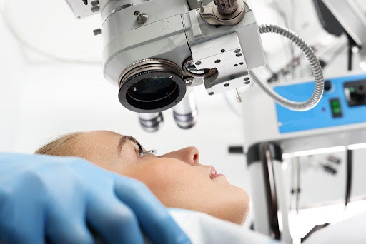 ¿Cómo es la consulta preoperatoria para la cirugía de presbicia?